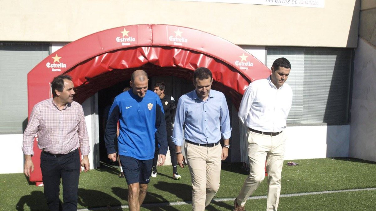 Veo al alcalde haciendo la Ciudad Deportiva a este paso.