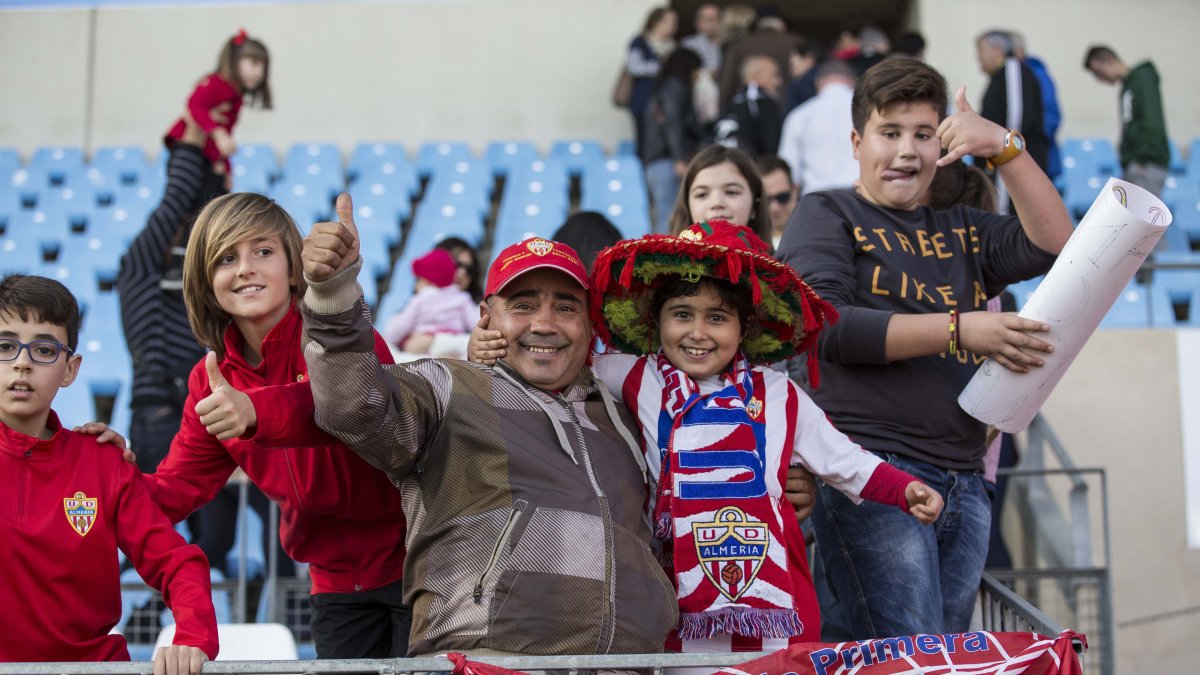 Da gusto verlos felices en la grada cuando gana su Almería.