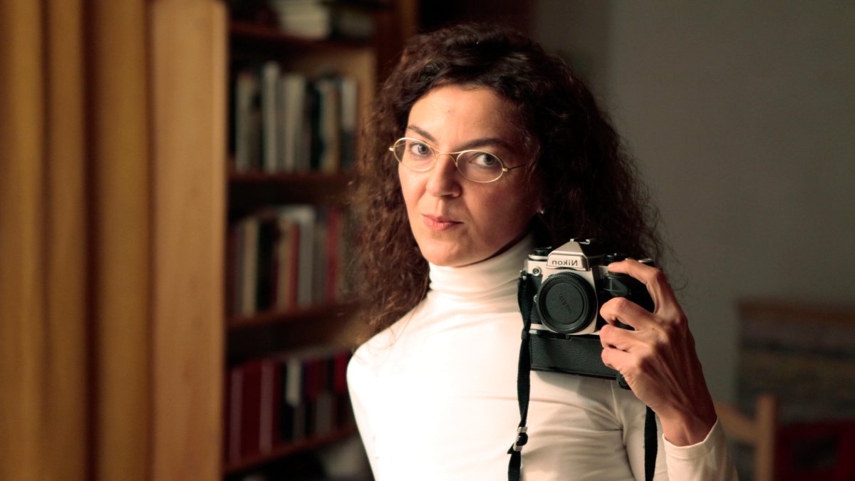 La fotógrafa posa en una imagen de archivo con una de sus cámaras.