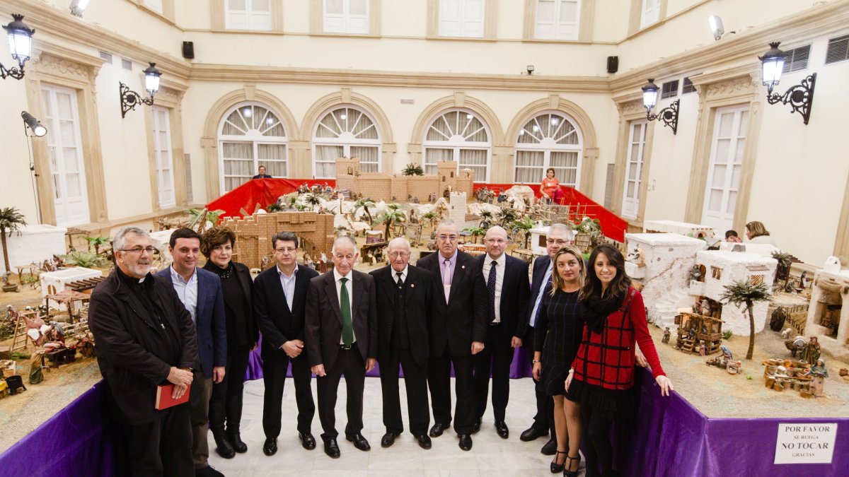 Foto de familia tras la inauguración del belén monumental de la Diputación.
