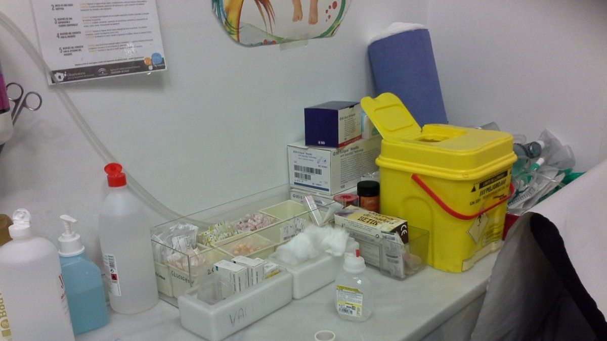 Material de la consulta de vacunas en un centro de salud.