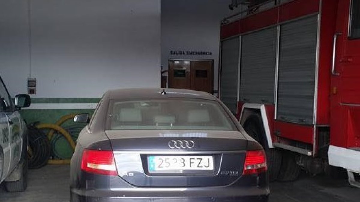 El antaño coche oficial del Ayuntamiento.