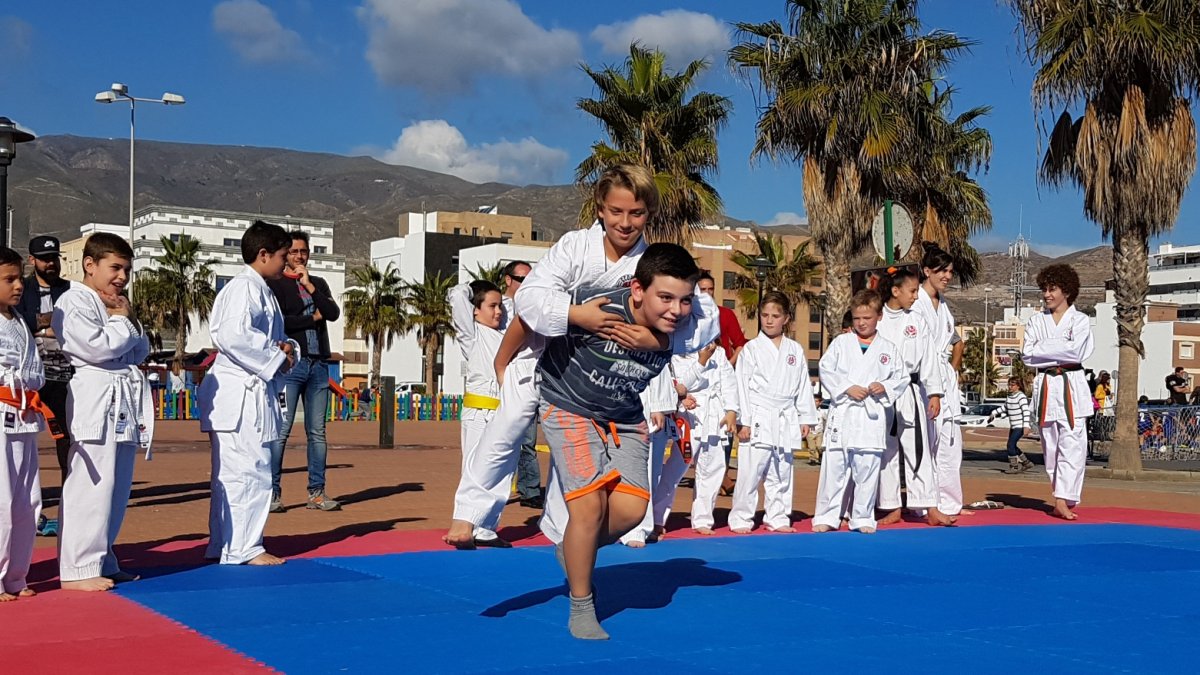 Los más pequeños disfrutando del judo.