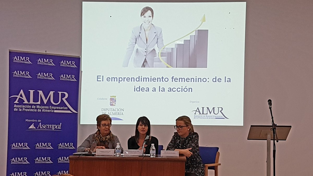 Reunión con emprendedoras en Berja