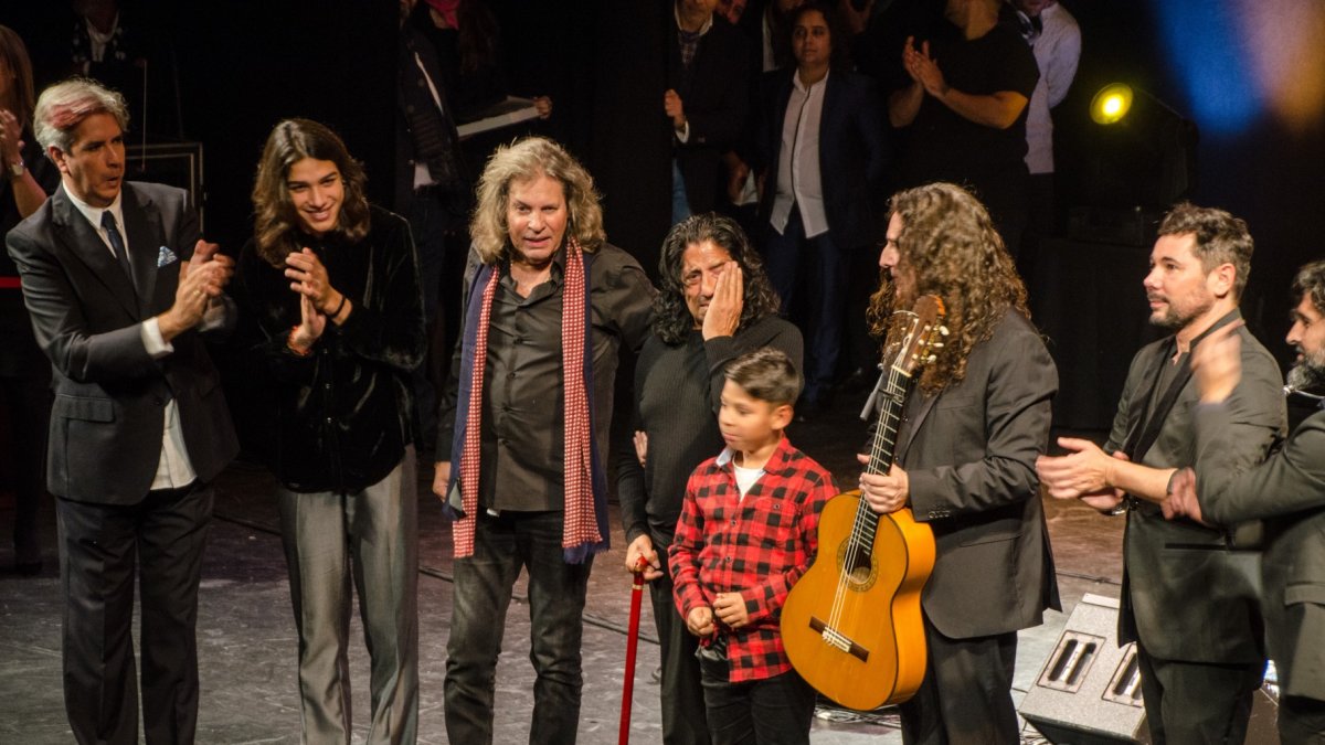 Foto de familia de los artistas con Josele Padre, emocionado, con su nieto.