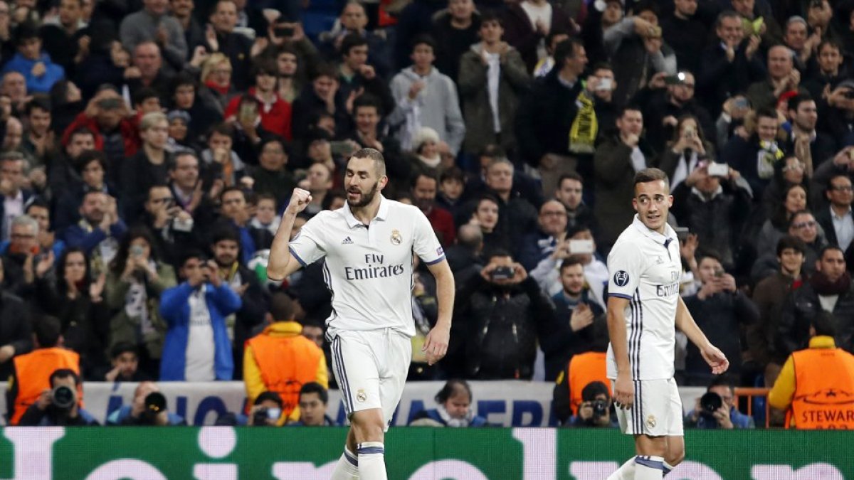 Benzema celebra un gol con Lucas Vázquez.