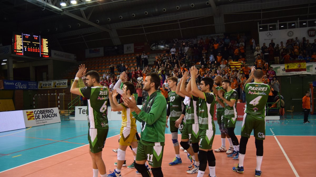 El Unicaja dando las gracias a su afición en Los Planos.