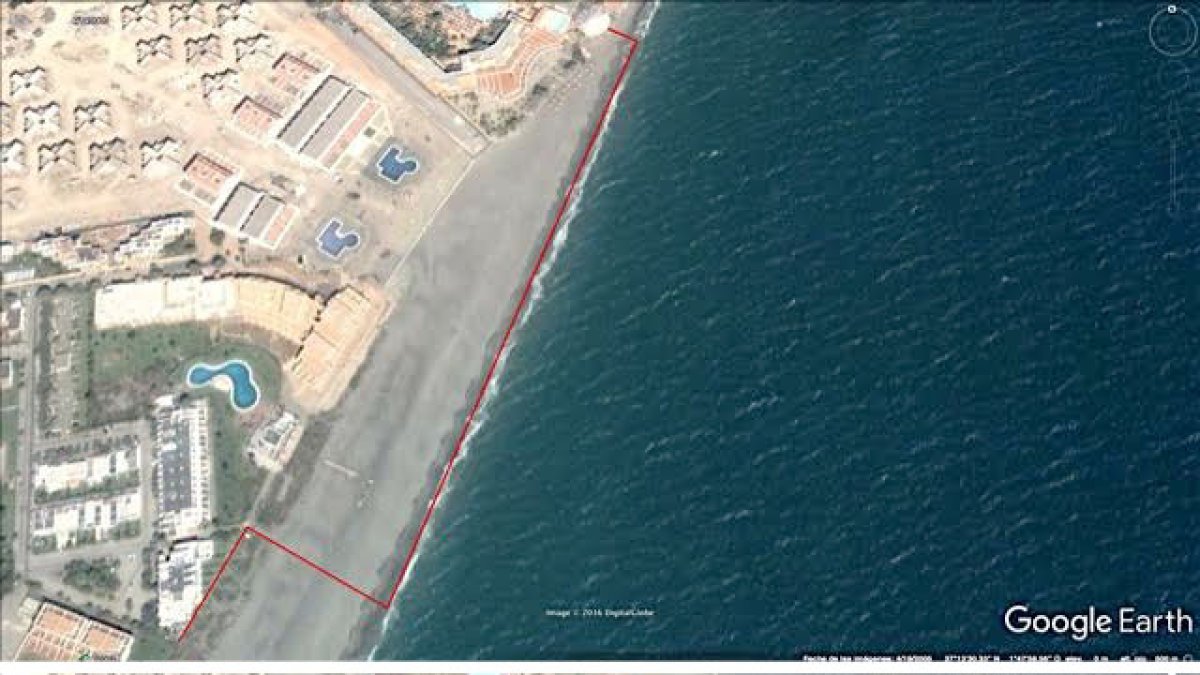 Línea de playa en 2005 y en 2016 (abajo), en capturas de Google Earth facilitadas por Veraplayazul.