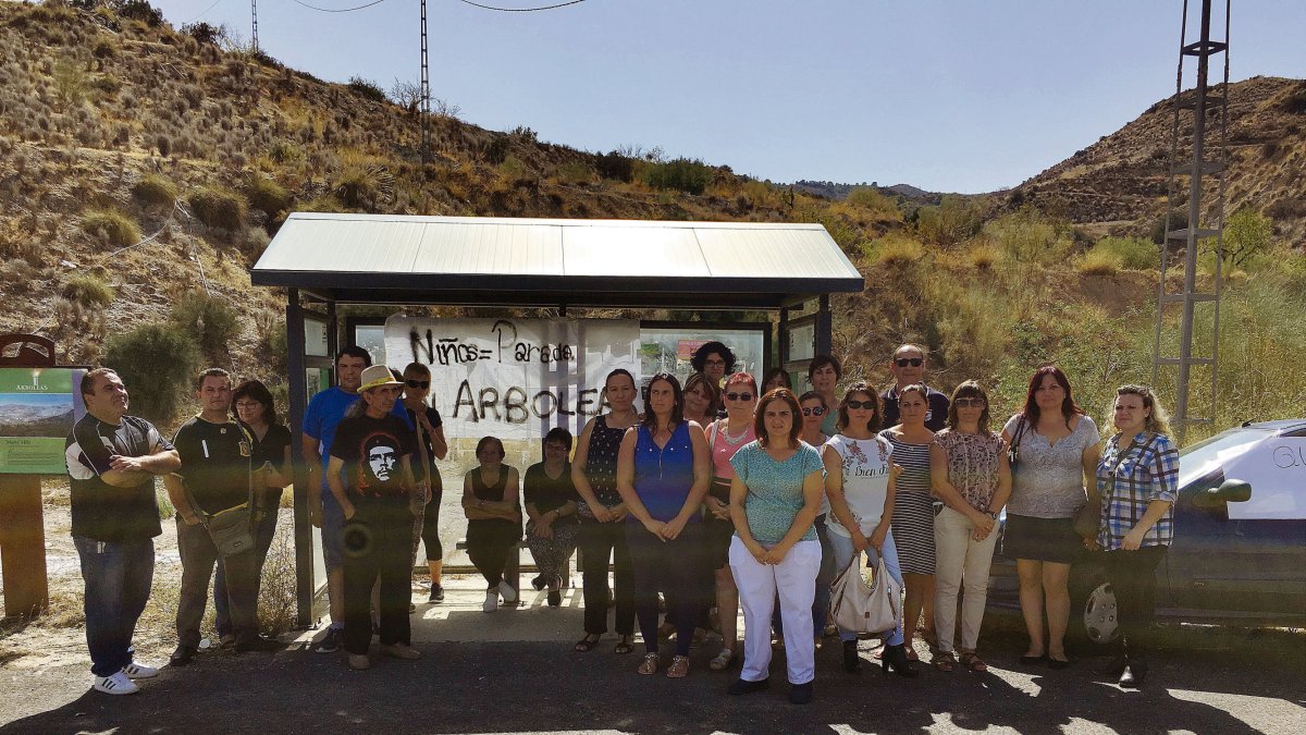 Concentración de padres de alumnos en la marquesina del bus donde ya no para.