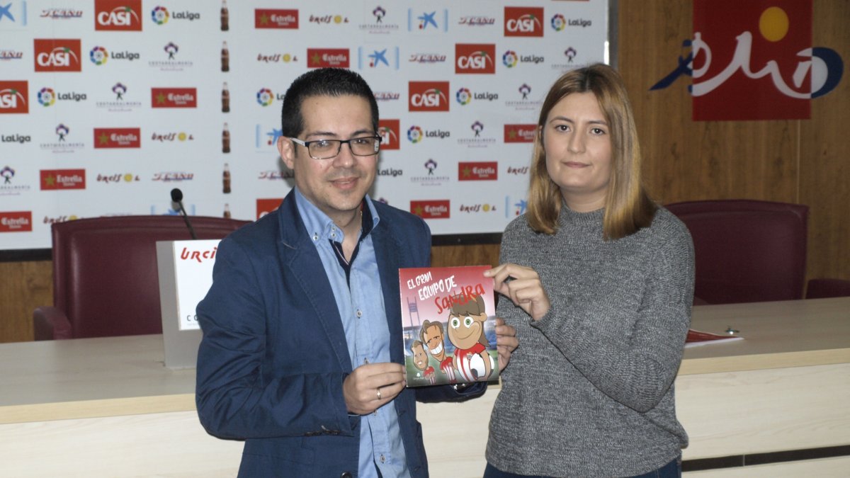 Alberto Cerezuela y Lorena García presentaron el libro.