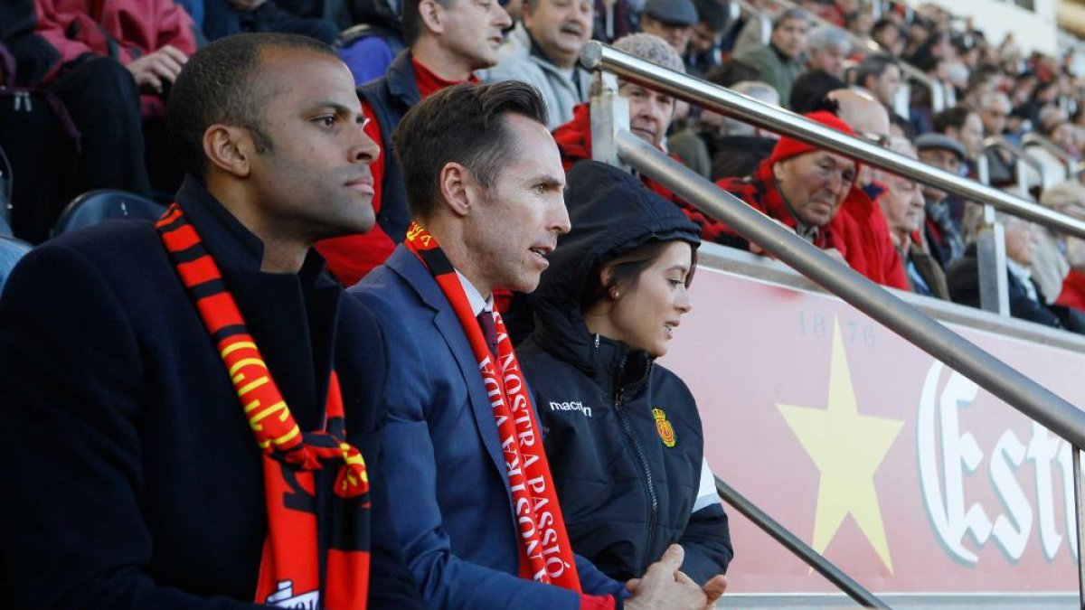 Maheta Molango con su presidente en el palco de Son Moix.