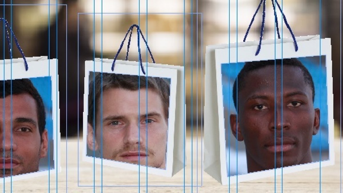 Cada año por Navidad Alfonso prepara sus bolsas de regalo.