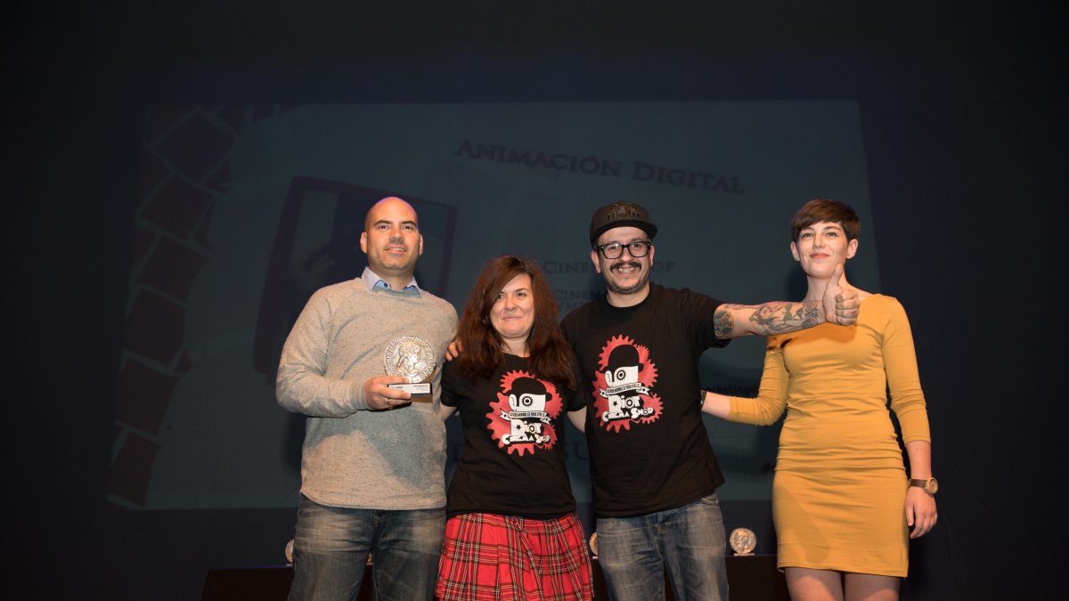 Víctor Miralles, con el premio, junto a Carmen y Carlos, de Riot Cinema Shop.