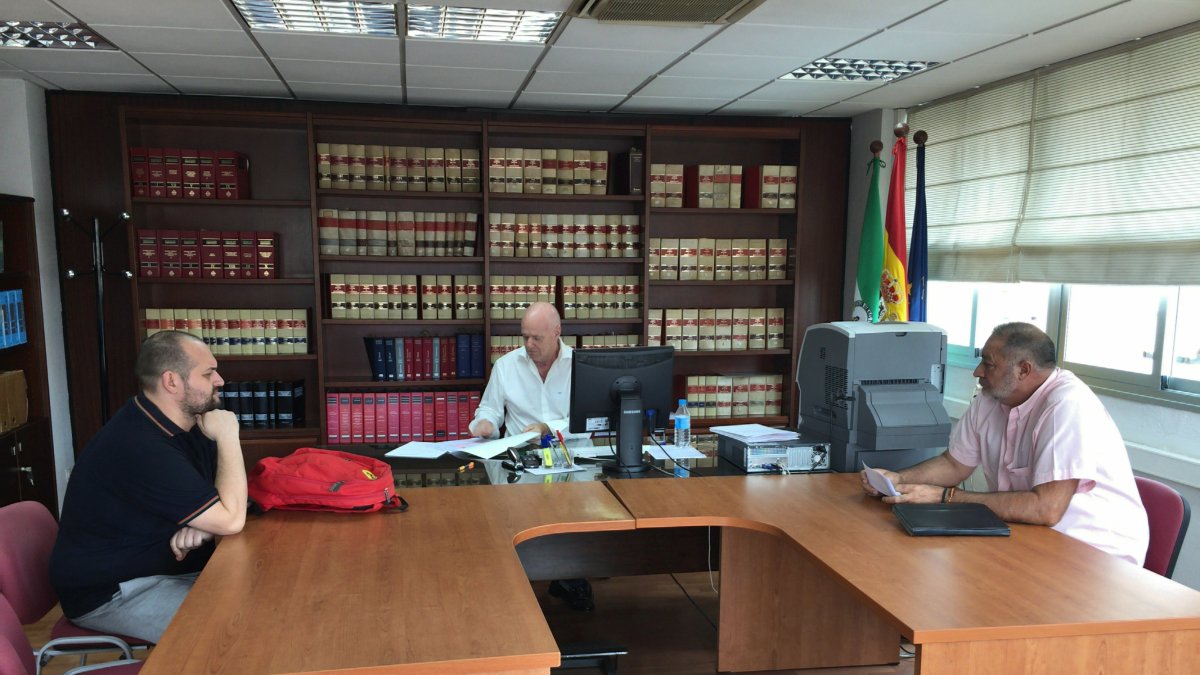 Sesión de mediación celebrada en la sede del CMAC de Almería, en la Delegación Territorial de Economía, Innovación, Ciencia y Empleo