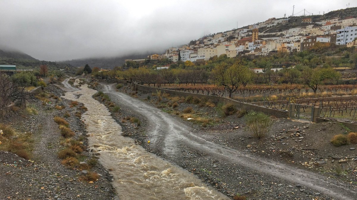 La rambla de Abla con agua
