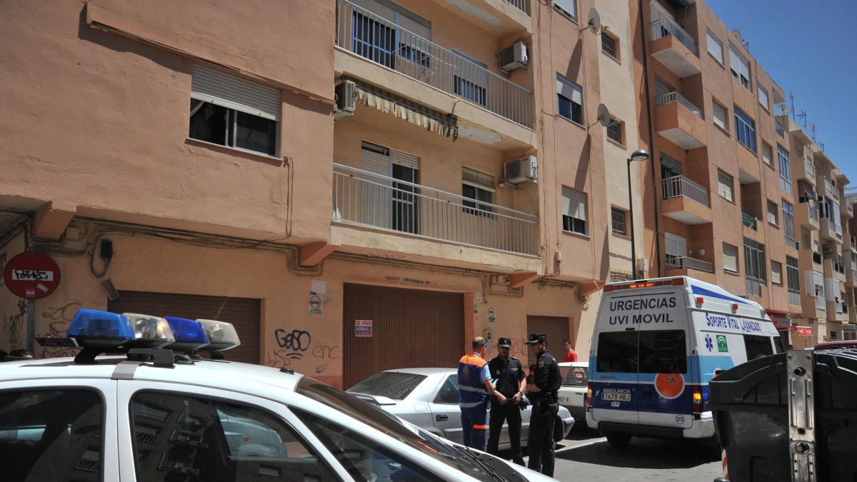 Patrullas y ambulancia a pocos metros del lugar del crimen, en 2011