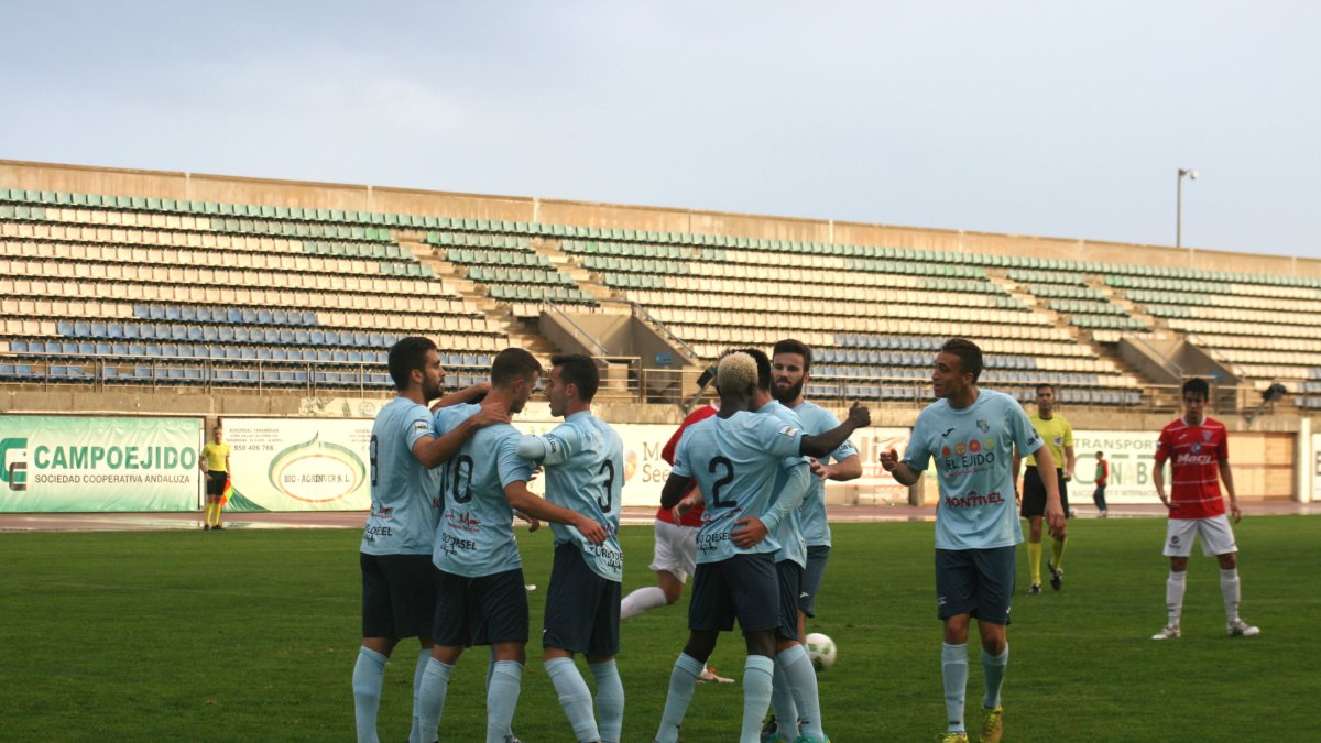 Celebración del primer gol ejidense ante La Roda.