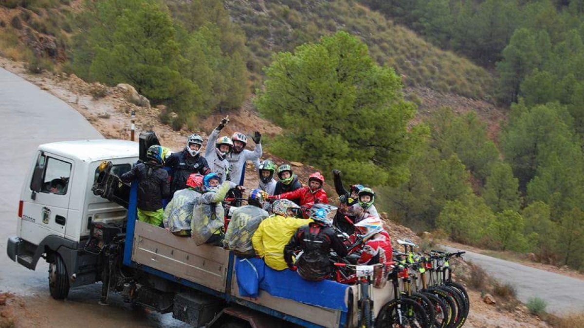 Subidos al camión.