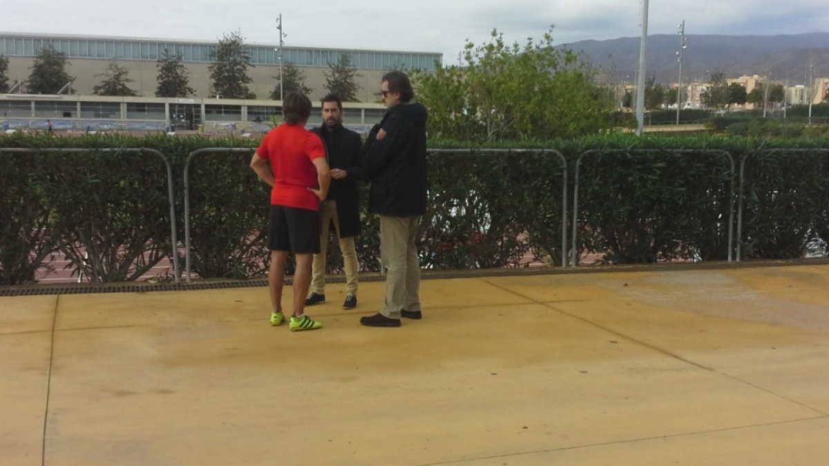 Los representantes de Duba con el jugador este lunes en el Anexo.