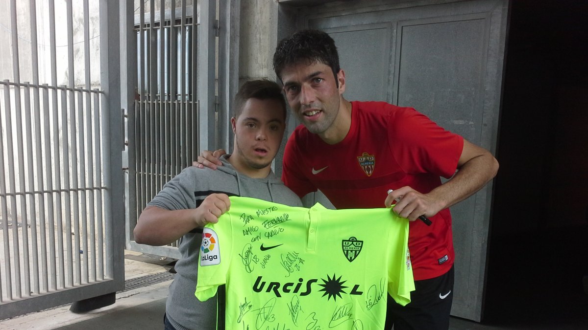 Fernando con su camiseta firmada y Juanjo al final del entrenamiento.