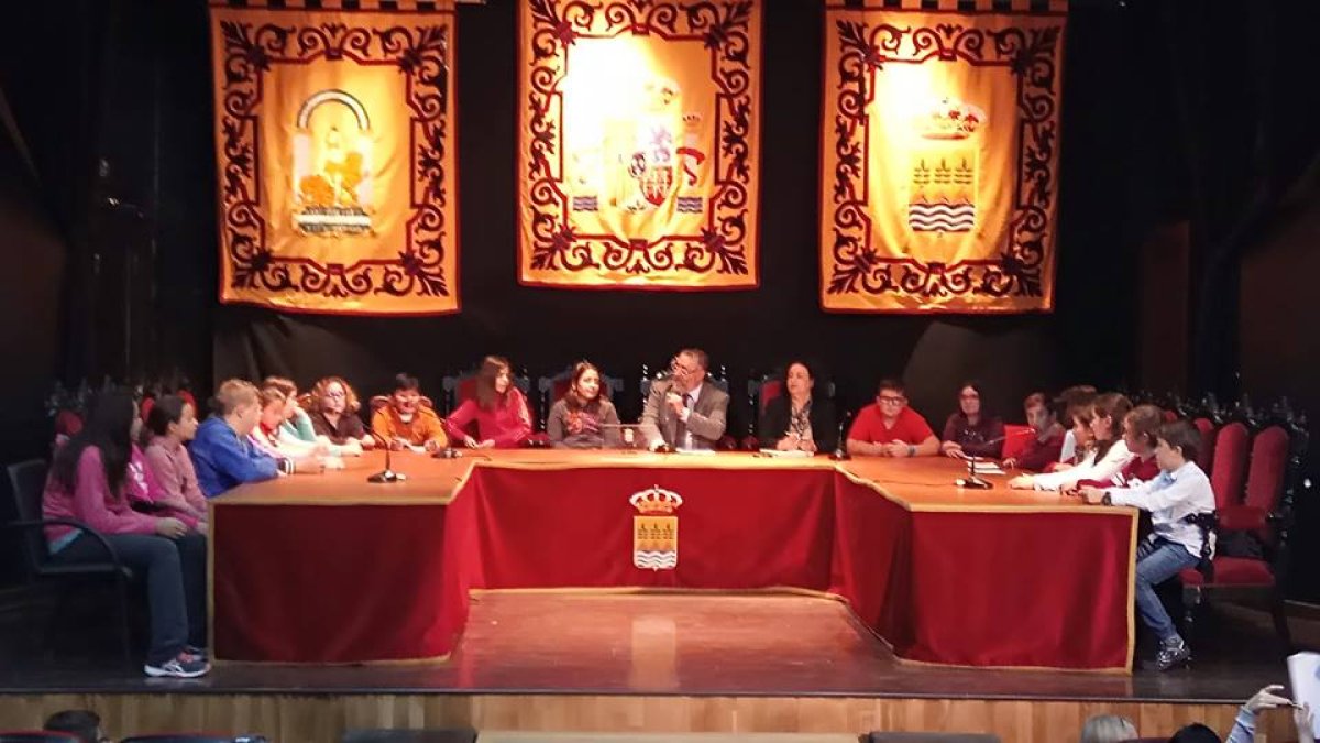 Pleno celebrado con los alumnos albojenses.