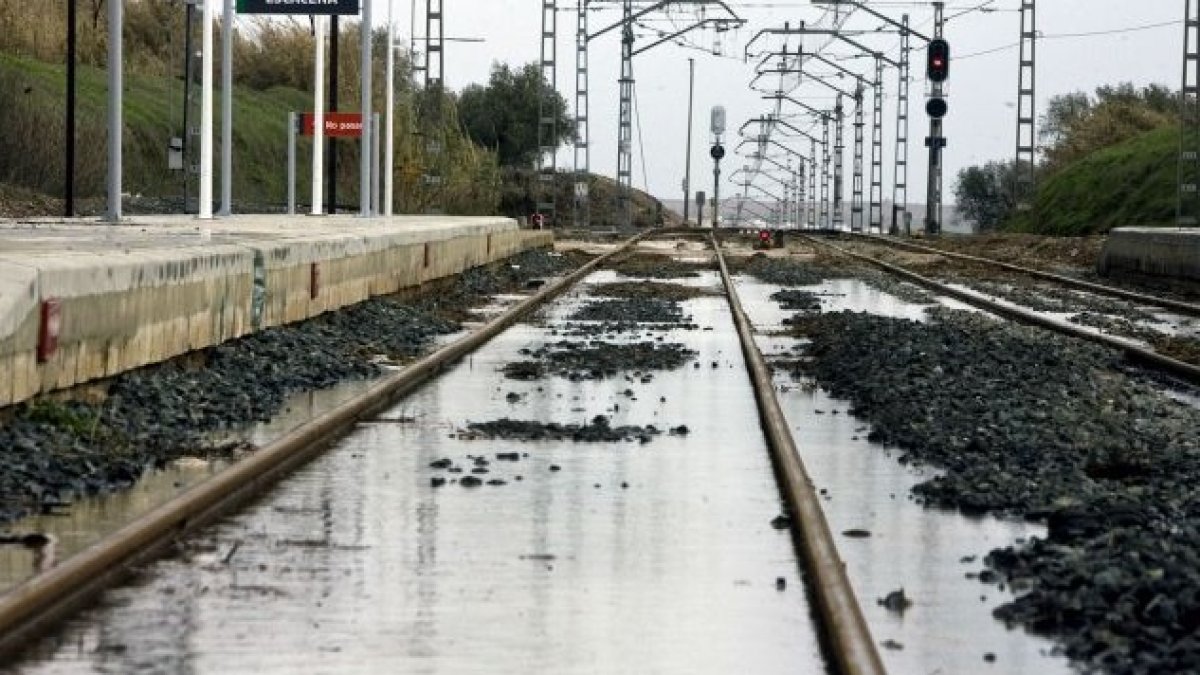 El agua ha provocado inundaciones en algunos tramos de vía.