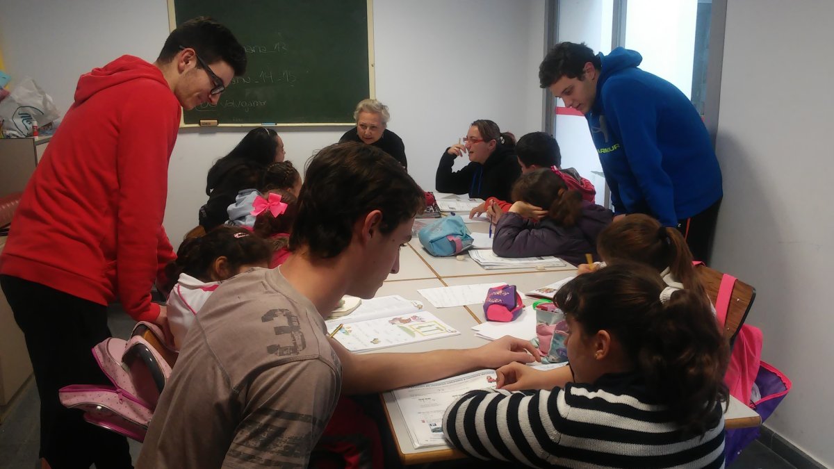 Jóvenes realizando su labor de voluntariado en la pasada edición.