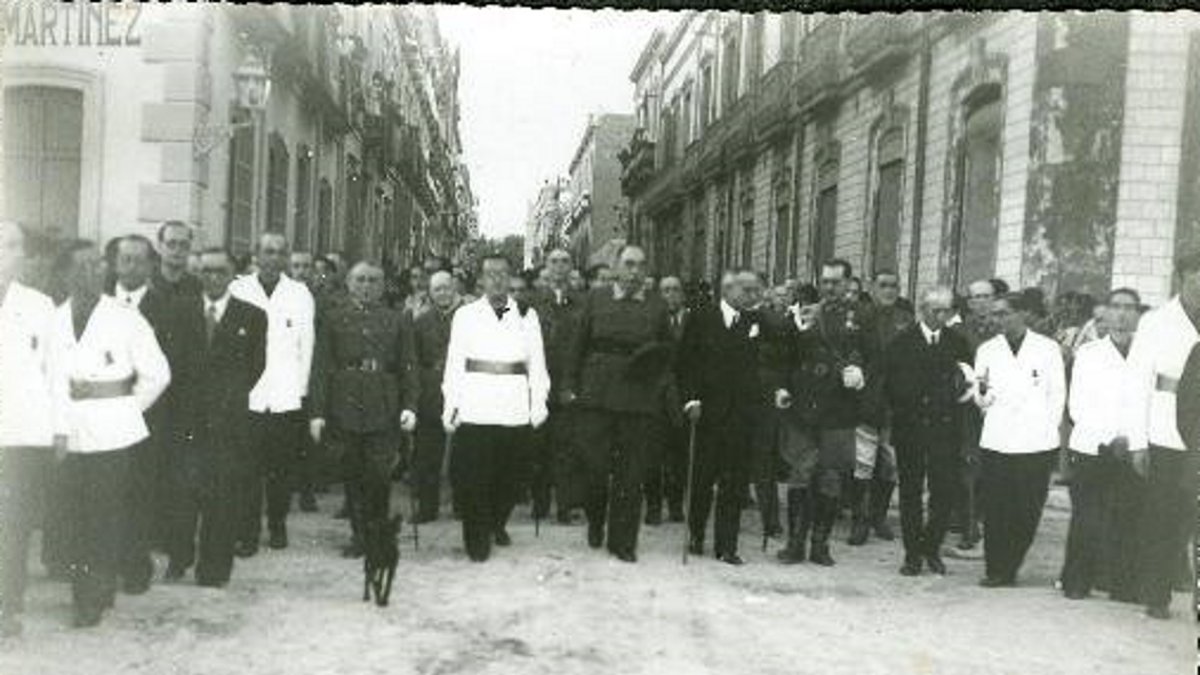El General Saliquet  en el centro, bajando al Parque de Almería, junto a autoridades locales, en su primera visita a Almería tras la Guerra.