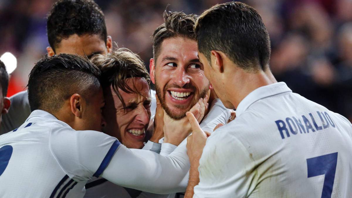 Sergio Ramos atrapado por sus compañeros.