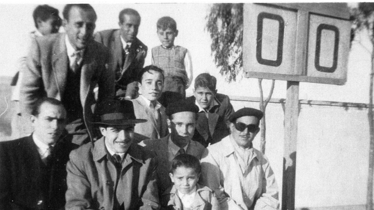 El marcador rudimentario que funcionaba en el estadio de la Falange en los años de la posguerra: un palo que sostenía el marco donde se iban las tabl