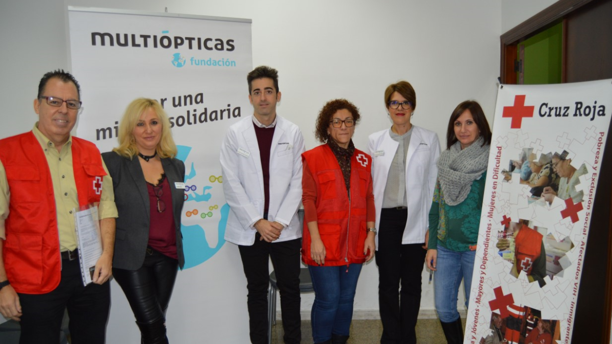 Miembros de la Fundación Multiópticas con técnicos y voluntarios de Cruz Roja en la sede, donde se graduó de la vista a unas 60 personas.