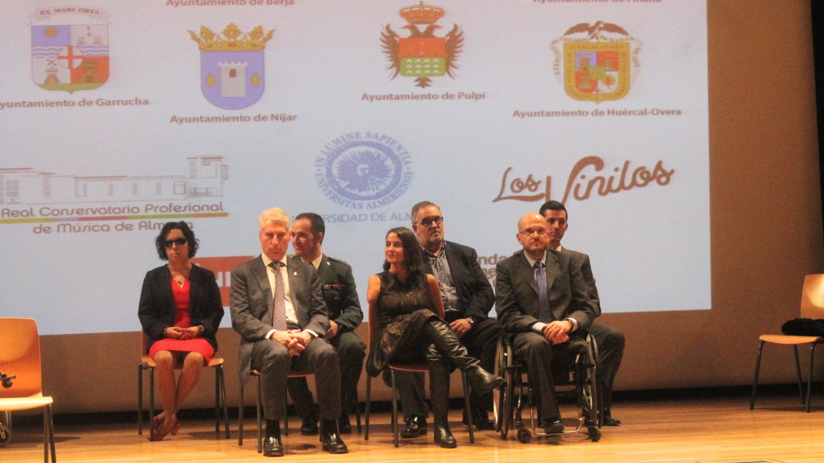Los galardonados antes de recibir sus distinciones de los Premios FAAM Oro 2016, situados en el escenario.