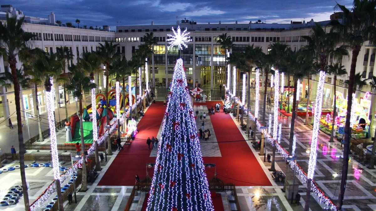 La Plaza Mayor de El Ejido espera ya la llegada de la Navidad.