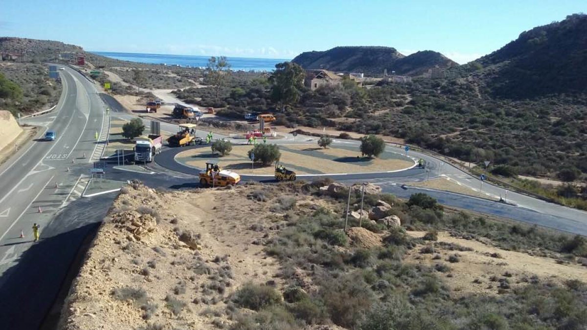 La Junta mejora el acceso rotonda que ha sufrido las obras de mejora.