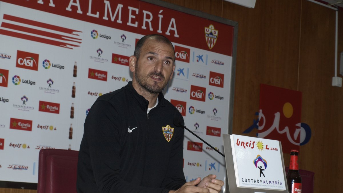 El técnico maño en rueda de prensa.