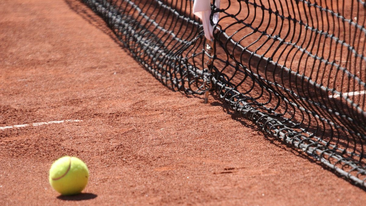 Imagen de una cancha de tenis
