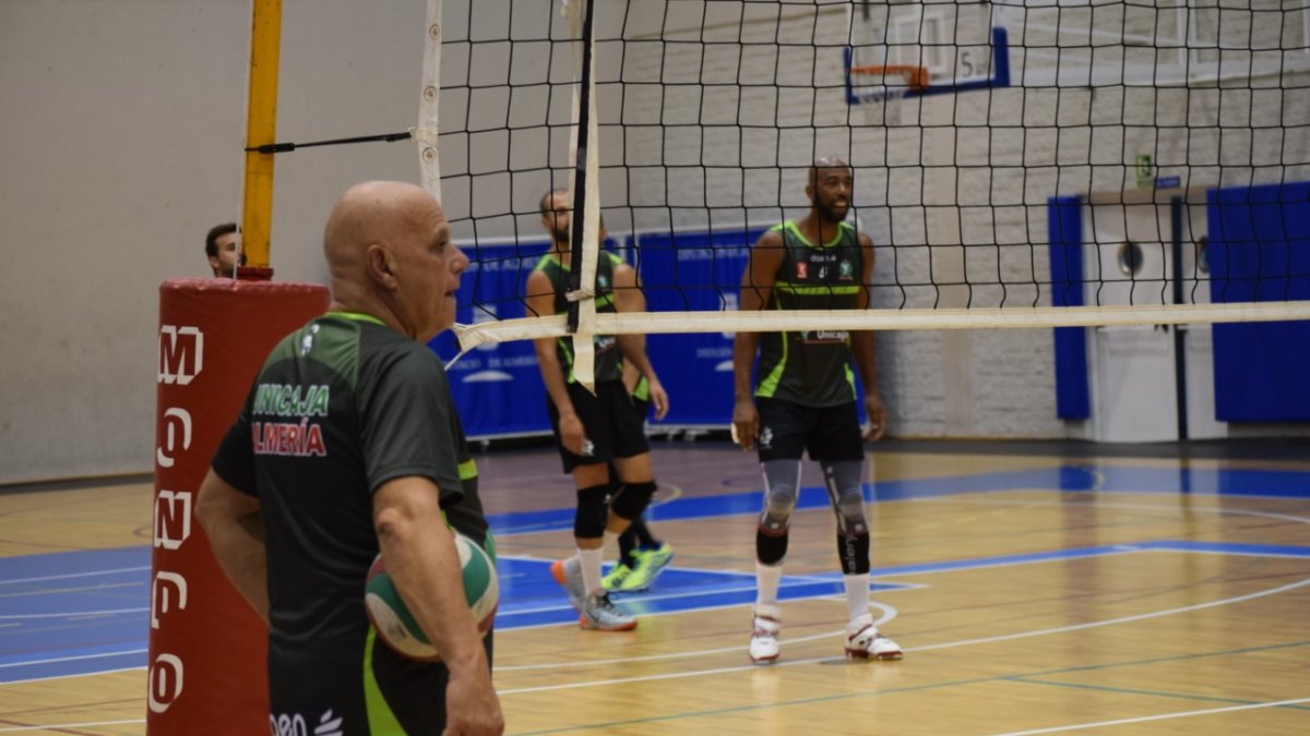 Piero Molducci trabajando con sus hombres.