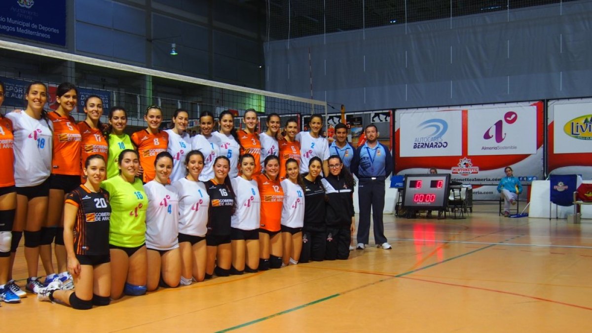 Los dos equipos posan antes del partido.