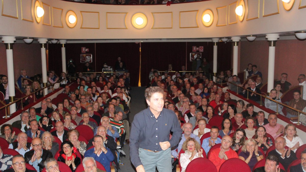 El Teatro Apolo se llenó en la presentación del libro de Eduardo D. Vicente.