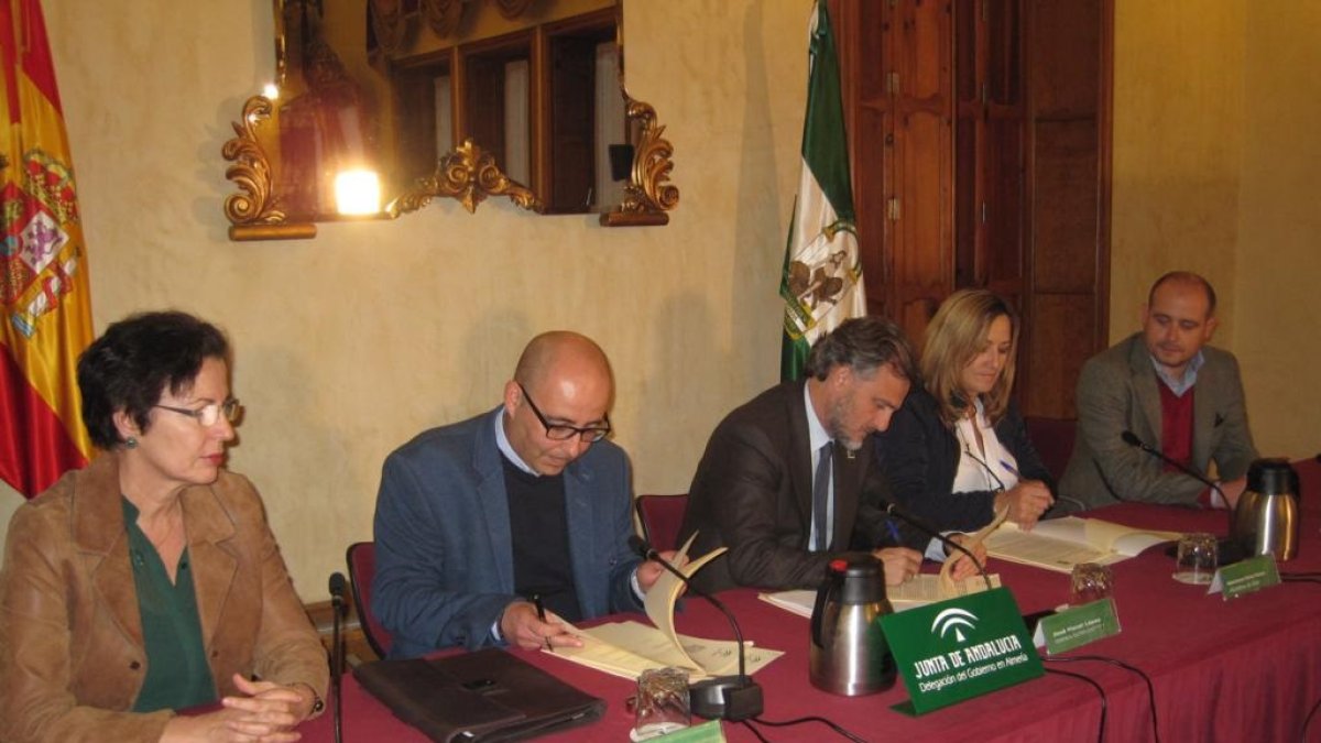José Fiscal, con los alcaldes durante la firma de los convenios.