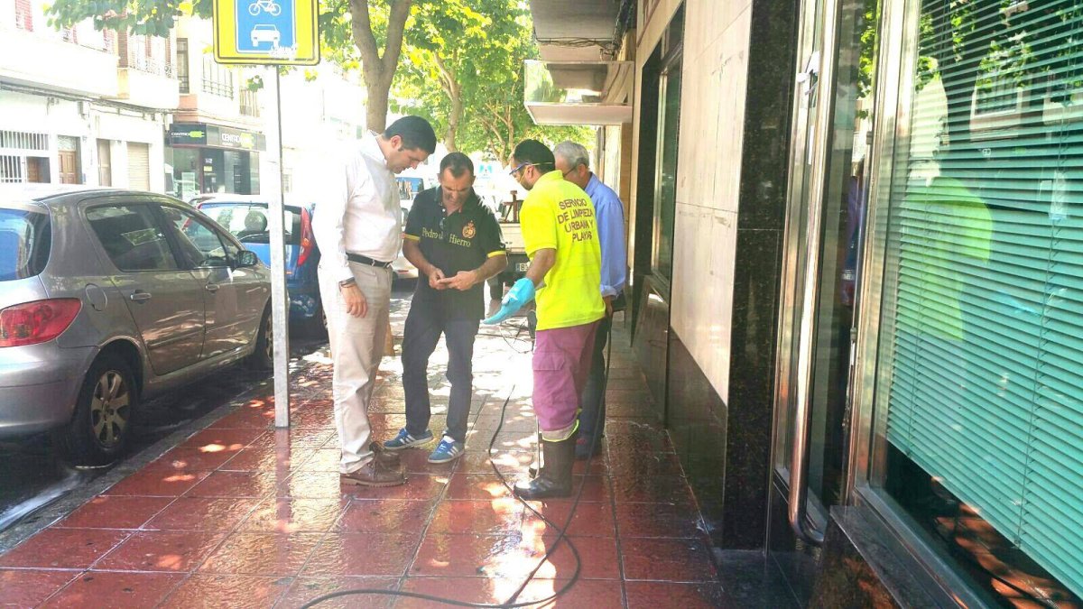 Juan José Alonso, concejal de Servicios Municipales revisando labores de limpieza