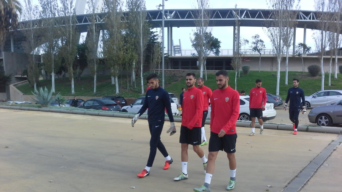 Javi y Carlos Pérez con el portero Batalla.