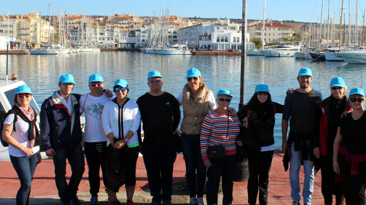 La concejala María José Martín, en el centro, con algunos de los voluntarios que participan en este programa.