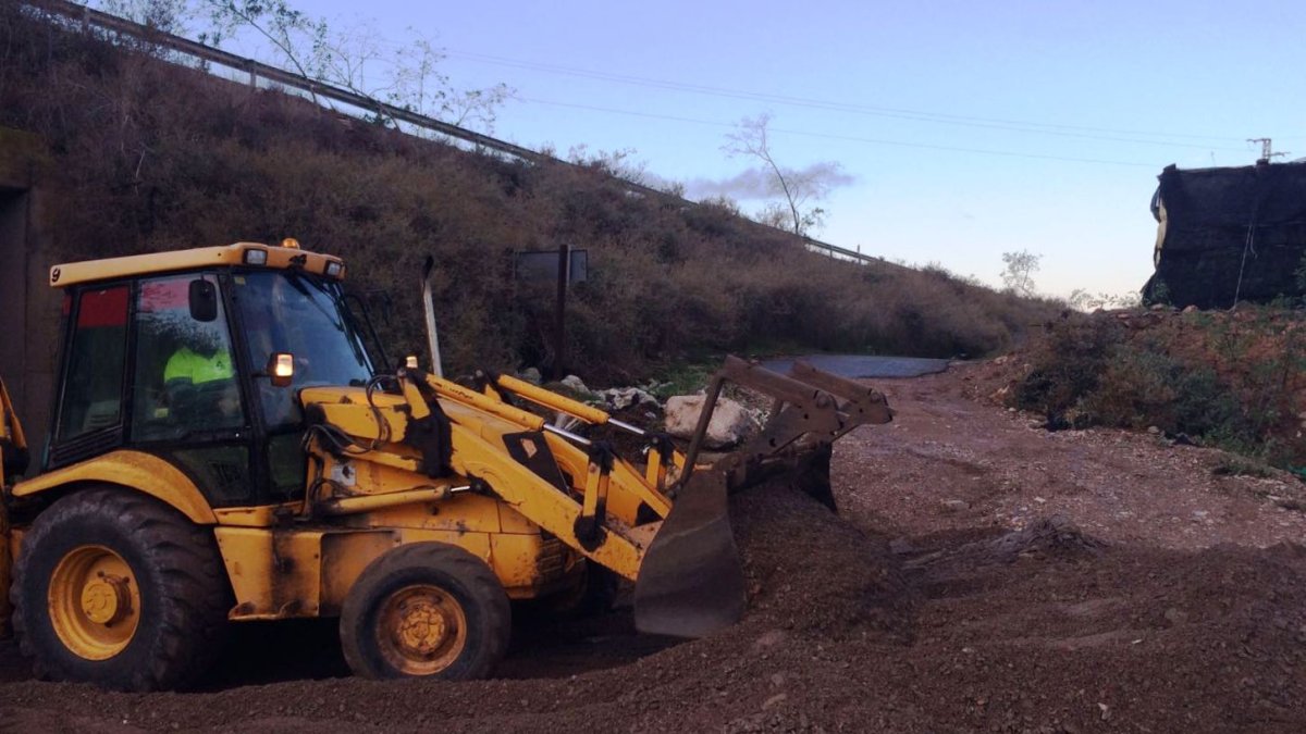 Una excavadora trabajando ayer en una de las vías afectadas.