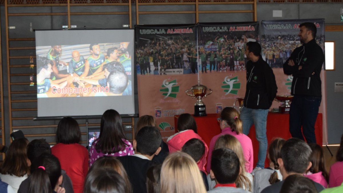 Los alumnos atienden a los profesores de vida.