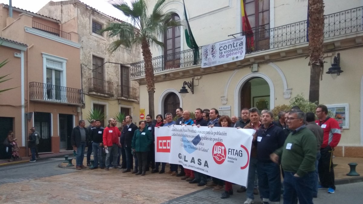 Concentración de trabajadores de Galasa ante el ayuntamiento de Cuevas celebrada ayer por la tarde.