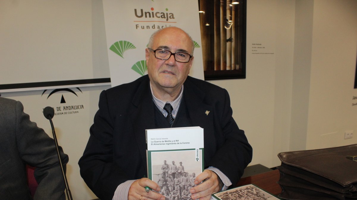 Martín García, autor, con un ejemplar de su investigación histórica, ayer.