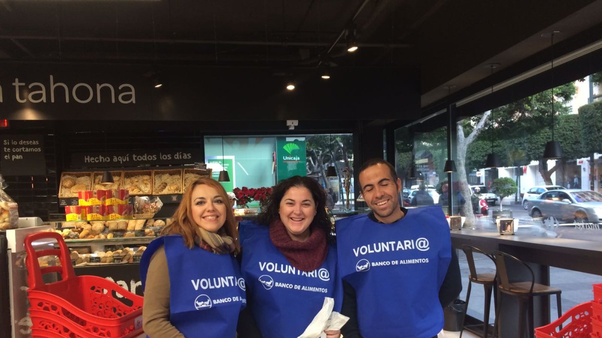 Voluntarios del Banco de Alimentos durante la recogida este fin de semana en Almería