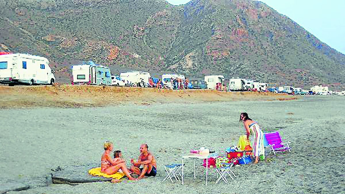 Autocaravanas en el término municipal de Almería, en Cabo de Gata.