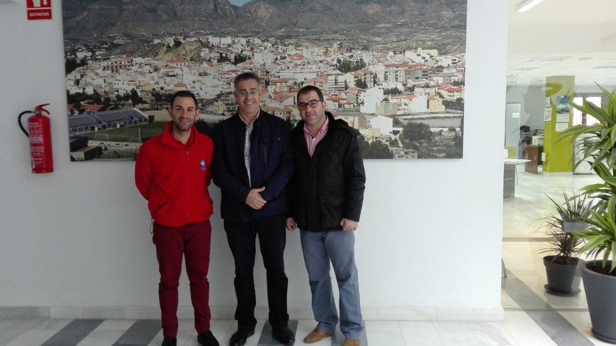 El alcalde de Olula del Río con su concejal de Deportes y Sergio Domínguez.